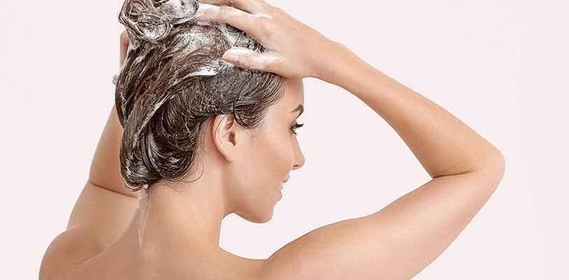 Agua caliente vs. agua fría: cuál es la mejor temperatura para lavar tu cabello