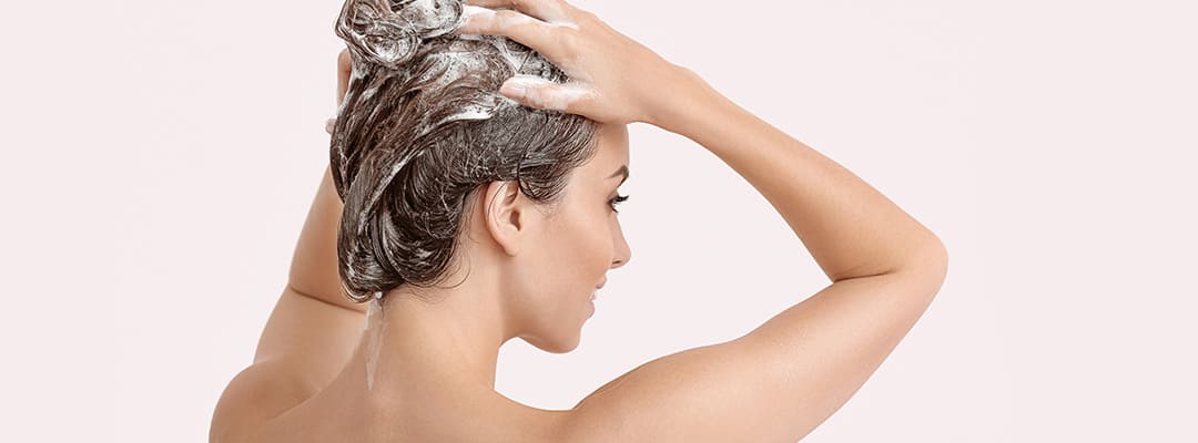 Agua caliente vs. agua fría: cuál es la mejor temperatura para lavar tu cabello